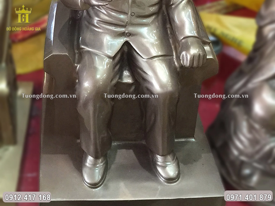 Toàn bộ bề mặt tượng được làm màu uy nghiêm, trầm mặc